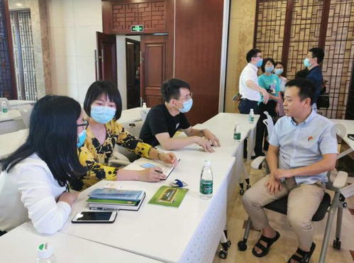 青羊區(qū)教育局機關黨支部開展教育政策進總部經濟區(qū)活動